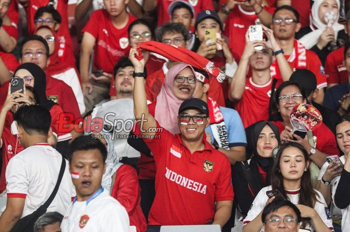 Sejumlah suporter timnas Indonesia saat hadir di Stadion Utama Gelora Bung Karno, Senayan, Jakarta, Selasa (10/9/2024).