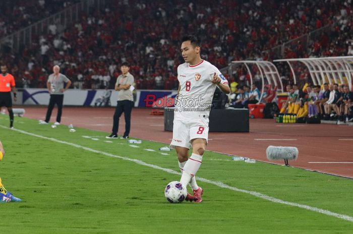 Pemain timnas Indonesia, Witan Sulaeman, sedang menguasai bola saat bertanding di Stadion Utama Gelora Bung Karno, Senayan, Jakarta, Selasa (10/9/2024).