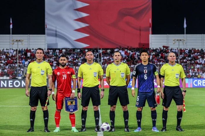 Foto bersama kapten timnas Jepang dan timnas Bahrain bersama wasit saat pertandingan Grup C Kualifikasi Piala Dunia 2026 di Stadion Nasional Bahrain, Selasa (10/9/2024). 