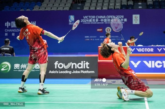 Ganda putri kombinasi baru China, Li Wen Mei/Zhang Shu Xian saat memastikan kemenangan pada semifinal China Open 2024 di Changzhou Olympic Sports Centre Gymnasium, Changzhou, China, pada Sabtu (21/9/2024).