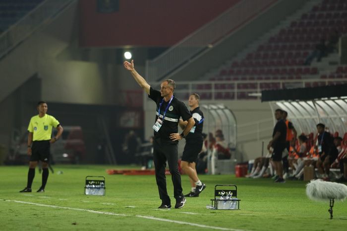 Pelatih PSS Sleman, Wagner Lopes, saat memimpin tim dalam laga pekan ke-7 Liga 1 2024-2025 melawan Malut United di Stadion Manahan, Solo, Kamis (26/9/2024) malam WIB