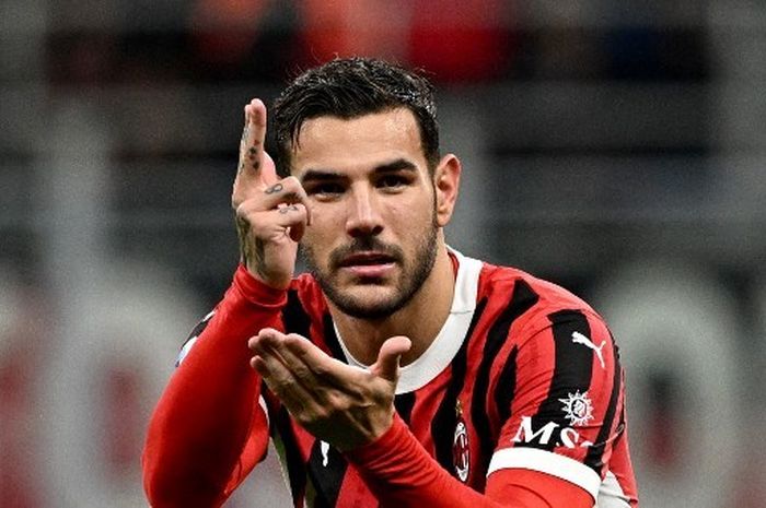 Bek AC Milan, Theo Hernandez, dianggap tidak membantu pelatihnya sendiri karena mengabaikan hierarki penendang penalti di klubnya.