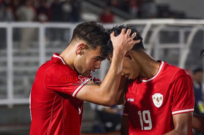 Jens Raven (kiri) sedang melakukan selebrasi seusai mencetak gol dalam laga Kualifikasi Piala Asia U-20 2025 antara timnas U-20 Indonesia versus timnas U-20 Yaman di Stadion Madya, Senayan, Jakarta, Minggu (29/9/2024) malam.