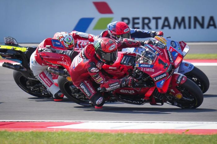 Francesco Bagnaia (tengah) menyalip Fabio Di Giannantonio (kiri) dan Marc Marquez (kanan) dalam balapan MotoGP Indonesia di Sirkuit Mandalika, Lombok, Nusa Tenggara Barat, 29 September 2024.