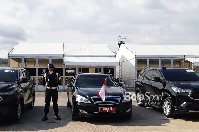 Mobil dinas yang ditumpangi Presiden RI, Joko Widodo, saat menghadiri balapan MotoGP Indonesia di Sirkuit Mandalika, Lombok, Nusa Tenggara Barat, Minggu (29/9/2024).