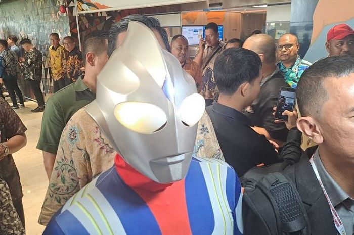 Anggota DPR terpilih Jamaludin Malik cosplay jadi Ultraman jelang pelantikan di Gedung DPR, Senayan, Jakarta Pusat, Selasa (1/10/2024).