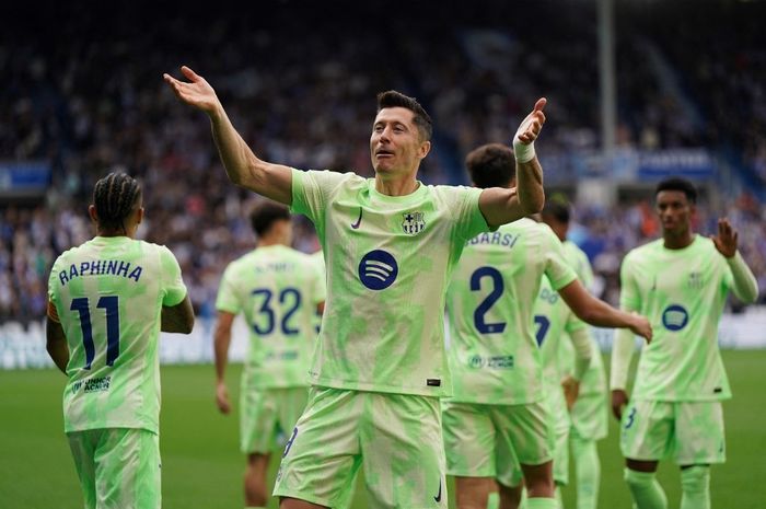 Penyerang Barcelona, Robert Lewandowski, merayakan gol ke gawang Deportivo Alaves pada jornada 9 Liga Spanyol 2024-2025 di Stadion Mendizorroza, Minggu (6/10/2024).