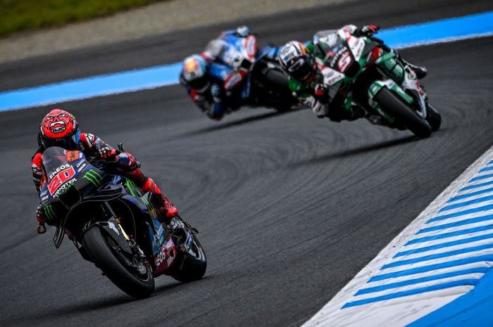 Pembalap Monster Energy Yamaha, Fabio Quartararo, memimpin Johann Zarco (LCR Honda) dan Raul Fernandez (Trackhouse Racing) pada balapan MotoGP Jepang di Sirkuit Motegi, Motegi, Jepang, 6 Oktober 2024.