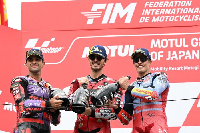 Dari kiri ke kanan, Jorge Martin (Pramac), Francesco Bagnaia (Ducati), Marc Marquez (Gresini) di podium MotoGP Jepang 2024 di Sirkuit Motegi, Minggu (6/10/2024).