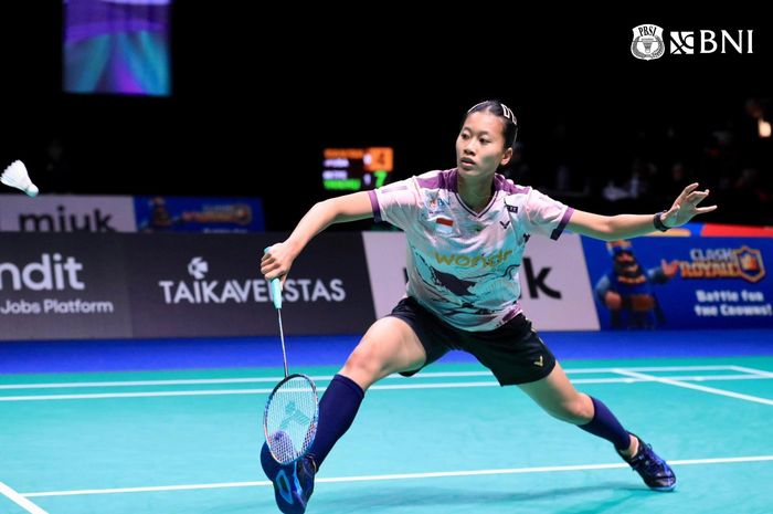 Tunggal putri Indonesia, Putri Kusuma Wardani, menyambut bola saat tampil pada babak pertama Arctic Open 2024 di Vantaan Energia Areena, Vantaa, Finlandia, 7 Oktober 2024.