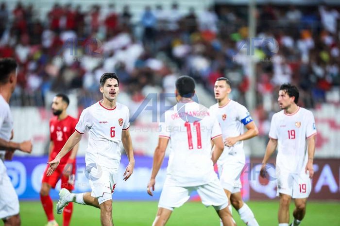 Sandy Walsh merayakan gol Ragnar Oratmangoen saat laga Bahrain Vs Timnas Indonesia di Stadion Nasional Bahrain, Riffa, Bahrain pada Kamis (10/10/2024).