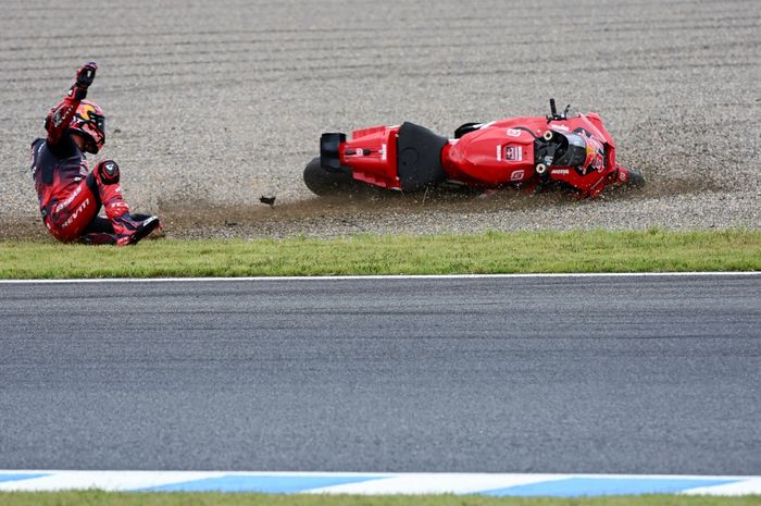 Pembalap Red Bull GASGAS Tech3, Augusto Fernandez, terjatuh pada balapan MotoGP Jepang 2024 di Sirkuit Motegi, Minggu (4/10/2024).