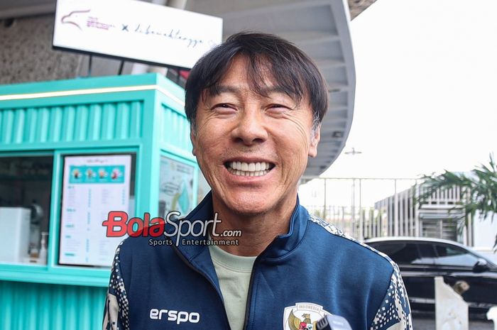 Pelatih timnas Indonesia, Shin Tae-yong, saat memberikan keterangan kepada awak media di Stadion Utama Gelora Bung Karno, Senayan, Jakarta, Kamis (17/10/2024) siang.