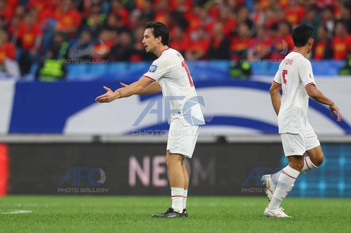 Thom Haye saat laga China Vs Timnas Indonesia di Qingdao Youth Football Stadium, China pada Selasa (15/10/2024)