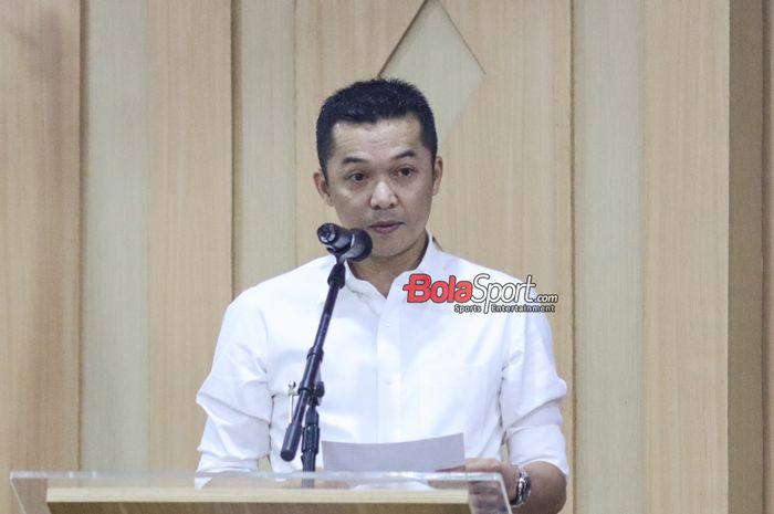 Wakil Menteri Pemuda dan Olahraga Republik Indonesia, Taufik Hidayat, sedang memberikan keterangan kepada awak media di Aula Auditorium Kemenpora, Senayan, Jakarta, Selasa (22/10/2024).