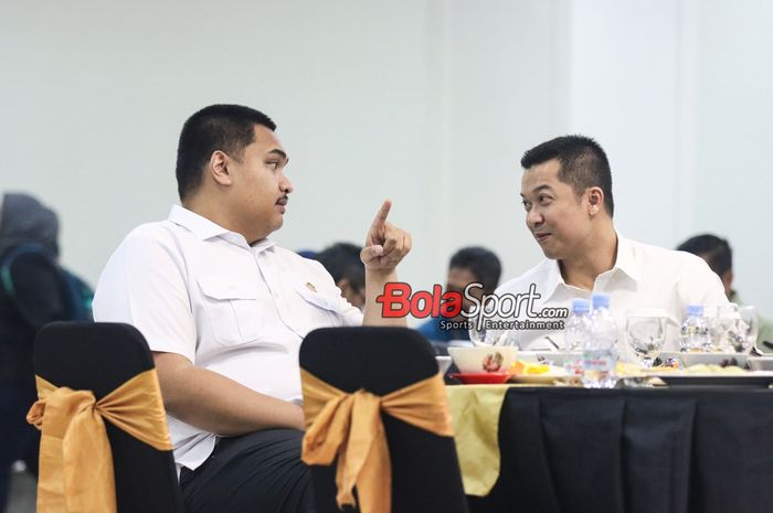 Menteri Pemuda dan Olahraga Republik Indonesia, Dito Ariotedjo (kiri) dan wakilnya bernama Taufik Hidayat (kanan) sedang berkomunikasi di Aula Auditorium Kemenpora, Senayan, Jakarta, Selasa (22/10/2024).