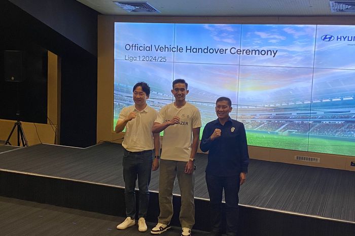 Direktur Utama PT Liga Indonesia Baru, Ferry Paulus, bersama Rizky Ridho, dan perwakilan Hyundai