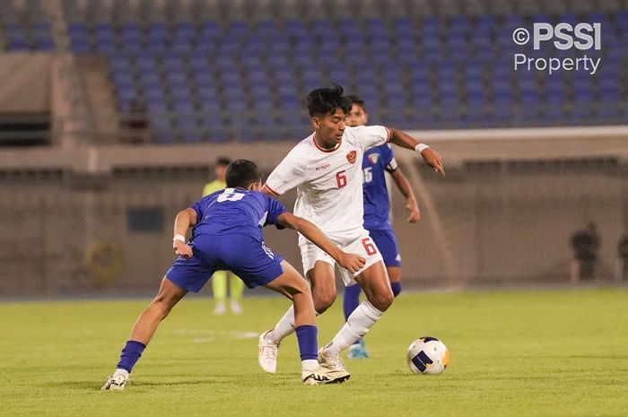 Penampilan Evandra Florasta saat timnas U-17 Indonesia menang 1-0 atas tuan rumah Kuwait dalam laga perdana grup G Kualifikasi Piala Asia U-17 2025 di Stadion Al Ahmadi, Kuwait pada Rabu (23/10/2024).