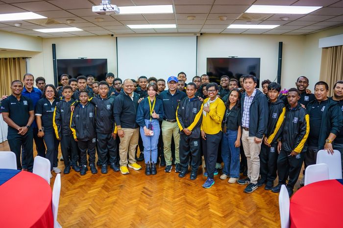 Claus Wamafma (bertopi biru), di tengah siswa-siswa Papua Football Academy, Rabu (23/10/2024) di Tembagapura, Papua.