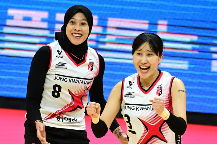 Pebola voli putri Indonesia Megawati Hangestri Pertiwi (kiri) dan Yeom Hye-sun (kapten) saat Daejeon JungKwanJang Red Sparks menghadapi Gwangju AI Pepper Savings Bank pada Liga Voli Korea, Jumat (25/10/2024).