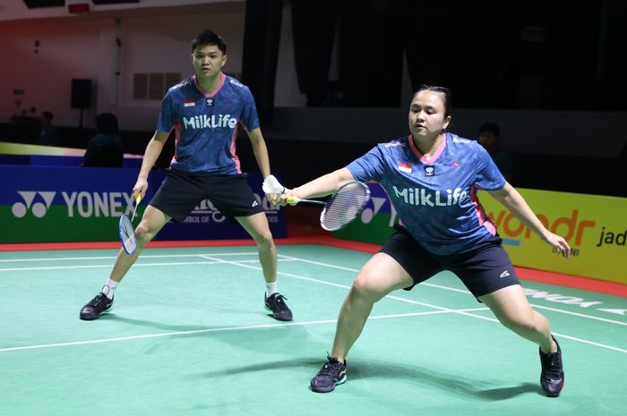 Pebulu ganca campuran Indonesia, Bobby Setiabudi/Melati Daeva Oktavianti. melangkah ke babak semifinal Indonesia International Challenge 2024 dalam laga di Jatim Expo, Surabaya, Jumat (25/10/2024).