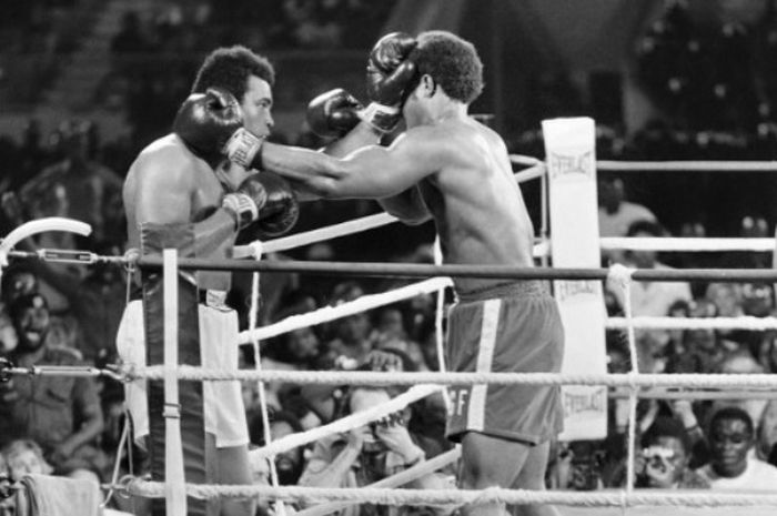 Dengan taktik rope-a-dope, Muhammad Ali mengalahkan George Foreman dengan KO di ronde 8 dalam laga bertajuk The Rumble in the Jungle pada 30 Oktober 1974.