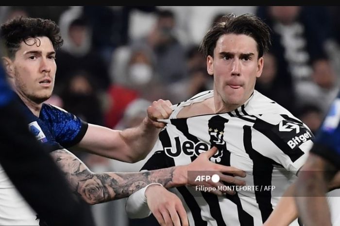 Dusan Vlahovic (kanan) berduel dengan Alessandro Bastoni dalam laga Juventus vs Inter Milan pada lanjutan Liga Italia di Allianz Stadium, Turin (3/4/2022).