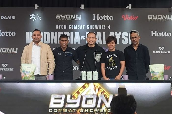 Ongen Saknosiwi (kedua dari kiri) dan Femy Sumaehe (keempat dari kiri) bakal tampil di Byon Combat Showbiz 4 pada 30 November 2024 di Jakarta.