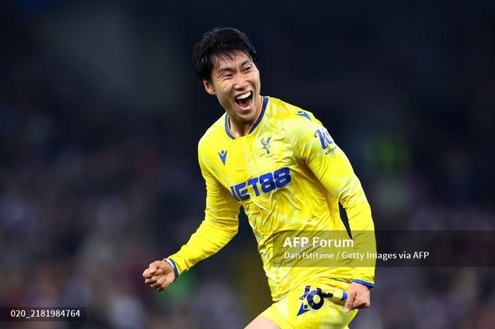 Gelandang Crystal Palace, Daichi Kamada, melakukan selebrasi usai mencetak gol ke gawang Aston Villa di Piala Liga Inggris.