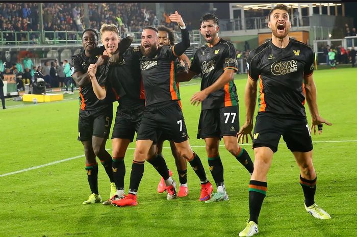 Venezia akhirnya meraih kemenangan lagi di Liga Italia 2024-2025 meski bermain tanpa Jay Idzes, sementara Juventus masih menjadi tim paling suci.