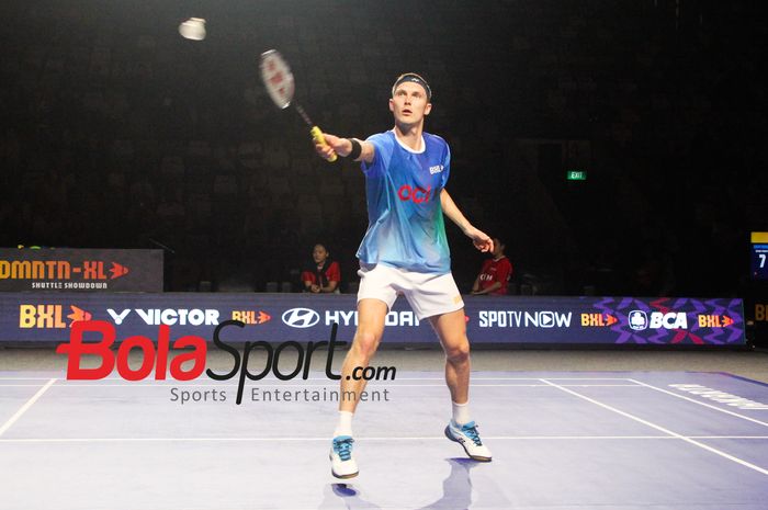 Viktor Axelsen saat bertanding di ajang Badminton-XL Istora Senayan, Jakarta, Sabtu (2/11/2024) sore.