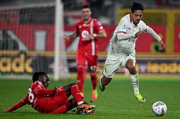 Gelandang AC Milan, Tijjani Reijnders (kanan), berusaha melewati hadangan dari pemain Monza, Warren Bondo dalam laga di Stadion U-Power, Minggu (3/11/2024) dini hari WIB.