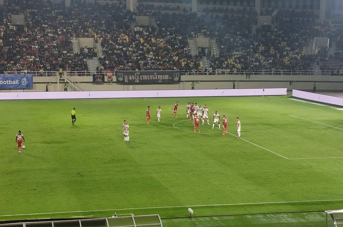 Suasana pertandingan antara Persis Solo melawan PSS Sleman, Minggu (4/11/2024).