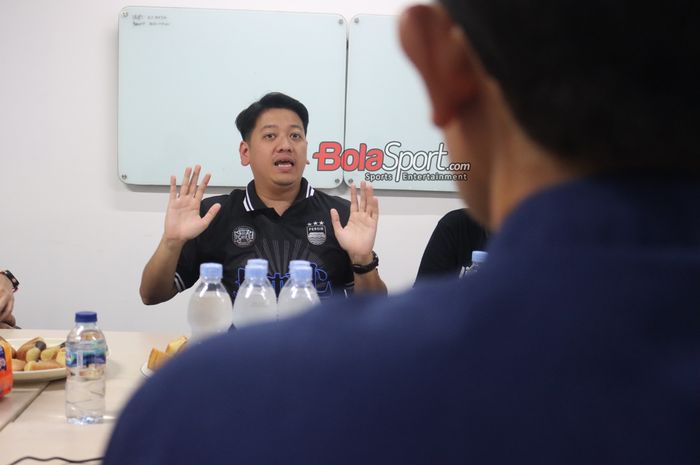 Interim Sport Director Persib, Adhitia Putra Hermawan, saat berkunjung ke BolaSport.com di Gedung Grid Network, Pal Merah, Jakarta, Selasa (29/10/2024).