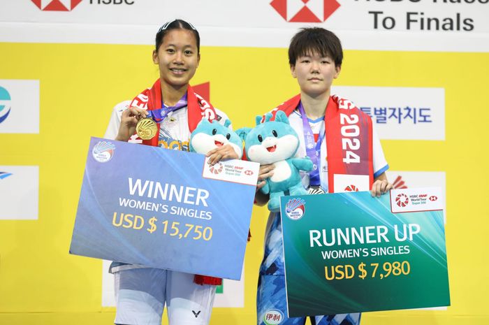 Putri Kusuma Wardani dan Han Qian Xi (China) saat berdiri di podium tunggal putri turnamen Korea Masters 2024 di Iksan Gymnasium, Iksan, Korea Selatan, Minggu (10/11/2024).