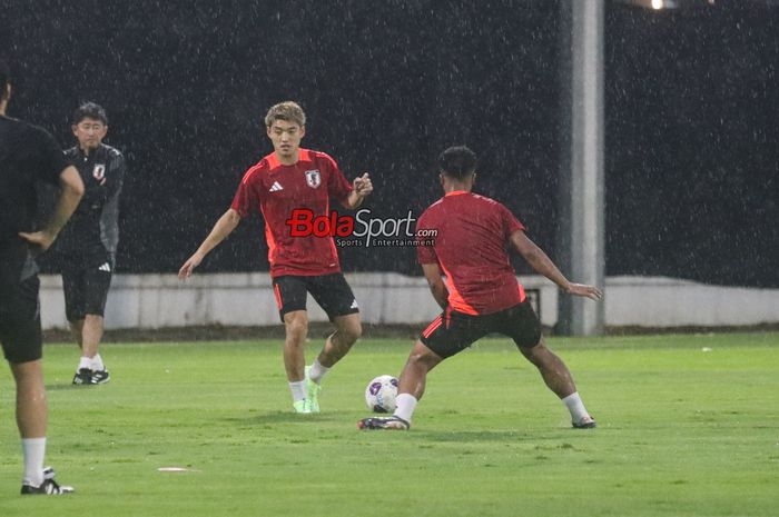 Ritsu Doan sedang berlatih bersama Timnas Jepang di Lapangan A, Senayan, Jakarta, Senin (11/11/2024) sore.