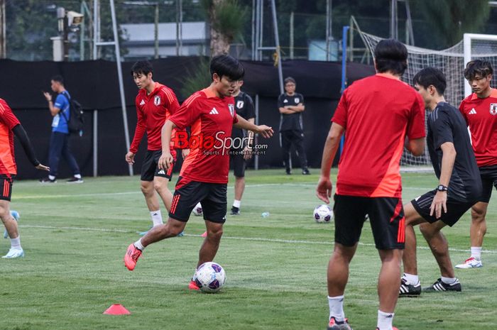 Takefusa Kubo saat berlatih bersama timnas Jepang di Lapangan A, Senayan, Jakarta, Rabu (13/11/2024) sore.