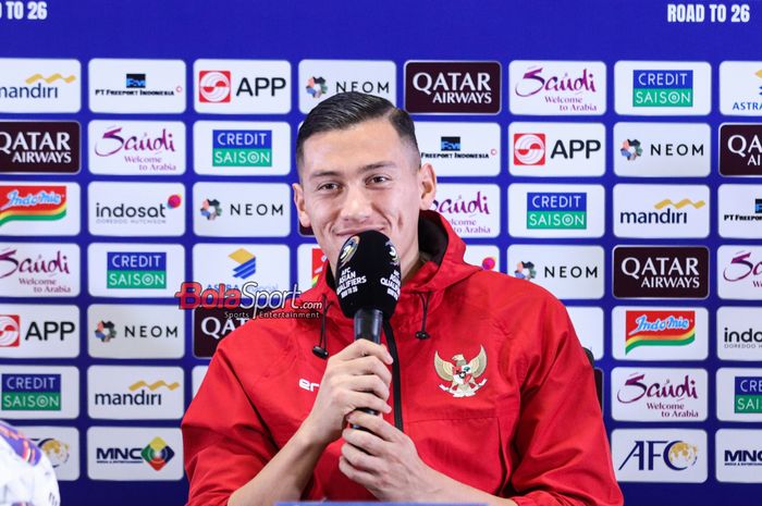 Bek Timnas Indonesia, Jay Idzes, saat hadir dalam sesi jumpa pers di Media Center Stadion Utama Gelora Bung Karno, Senayan, Jakarta, Kamis (14/11/2024).