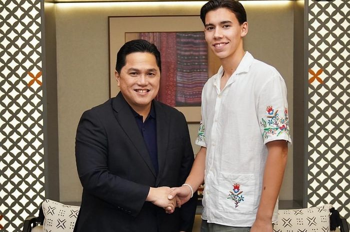 Ketua Umum PSSI, Erick Thohir (kiri) bersalaman dengan calon pemain naturalisasi timnas Indonesia, Tim Geypens (kanan).