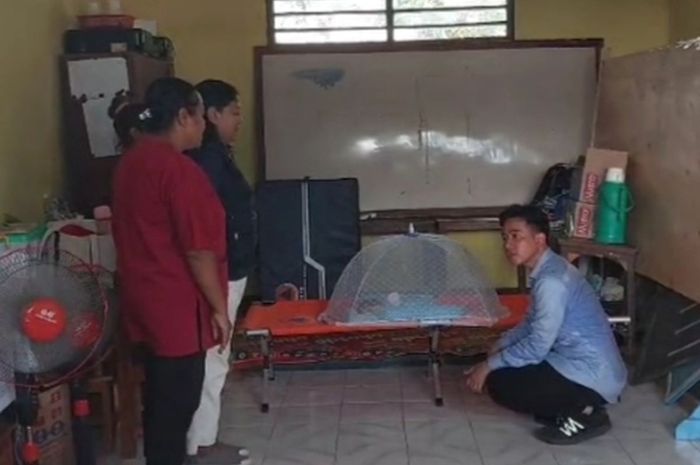 Korban erupsi Gunung Lewotobi yang melahirkan di pengungsian dikunjungi Gibran.
