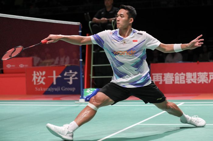 Tunggal putra Indonesia, Jonatan Christie saat bermain pada babak perempat final Kumamoto Masters Japan 2024 di Kumamoto Prefectural Gymnasium, Jepang, Jumat (15/11/2024)