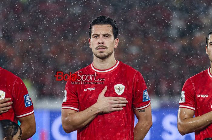 Pemain timnas Indonesia, Thom Haye, sedang menyanyikan lagu Indonesia Raya jelang berlaga di Stadion Utama Gelora Bung Karno, Senayan, Jakarta, Jumat (15/11/2024).