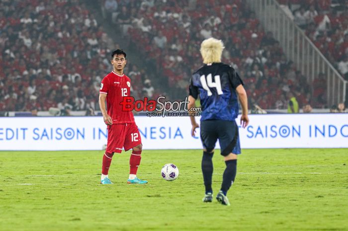 Pratama Arhan (kiri) sedang menguasai bola dalam laga babak penyisihan grup C Kualifikasi Piala Dunia 2026 zona Asia antara timnas Indonesia versus timnas Jepang di Stadion Utama Gelora Bung Karno, Senayan, Jakarta, Jumat (15/11/2024).