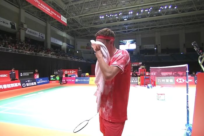 Tunggal putra Denmark, Viktor Axelsen, kalah dari Li Shi Feng (China) pada laga semifinal Kumamoto Masters Japan 2024 tanpa didampingi pelatih di Kumamoto Prefectural Gymnasium, Kumamoto, Jepang, Sabtu (16/11/2024).