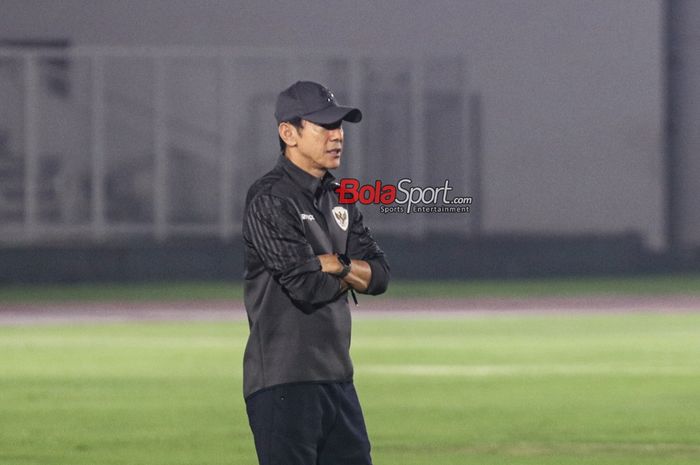 Pelatih timnas Indonesia, Shin Tae-yong, sedang memantau para pemainnya  di Stadion Madya, Senayan, Jakarta, Minggu (17/11/2024).