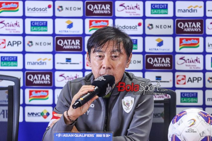 Pelatih timnas Indonesia, Shin Tae-yong, saat hadir dalam sesi jumpa pers di Media Center Stadion Utama Gelora Bung Karno, Senayan, Jakarta, Senin (18/11/2024).