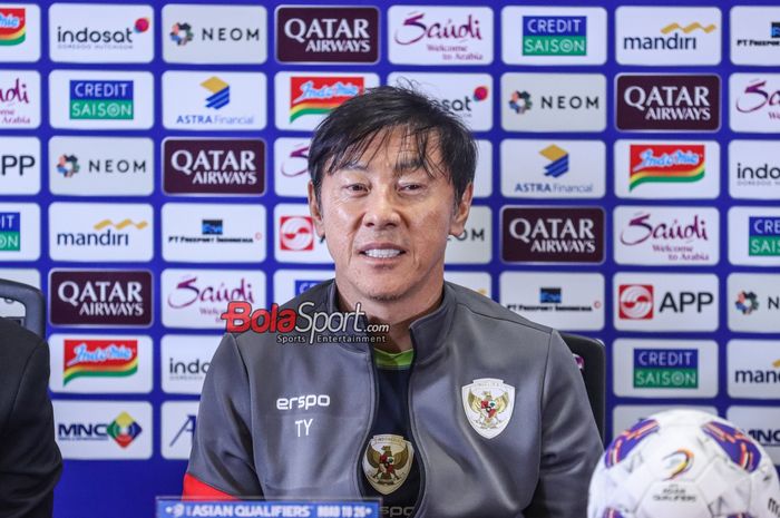 Pelatih timnas Indonesia, Shin Tae-yong, saat hadir dalam sesi jumpa pers di Media Center Stadion Utama Gelora Bung Karno, Senayan, Jakarta, Senin (18/11/2024).