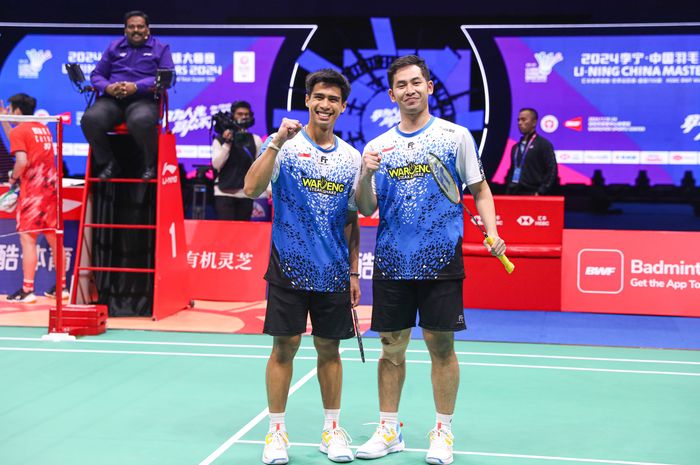 Pasangan ganda putra Indonesia, Sabar Karyaman Gutama/Moh Reza Pahlevi Isfahani berpose setelah memastikan tiket final China Masters 2024 di Shenzhen Arena, Shenzhen, Guangdong, China, Sabtu (23/11/2024).