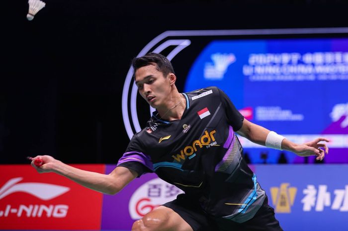 Pebulu tangkis tunggal putra Indonesia, Jonatan Christie, pada final China Masters 2024 di Shenzhen Gymnasium, China, Minggu (24/11/2024).