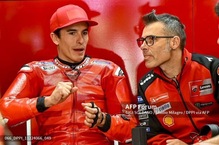 Pembalap Ducati Lenovo, Marc Marquez sedang berbicara bersama kepala kru, Marco Rigamonti selama tes MotoGP Barcelona 2024